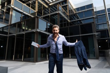 İş adamlarının tasarısı başarısız oldu. Ceket ve dizüstü bilgisayarla bağırarak ağlıyorlar. Başarısızlık..