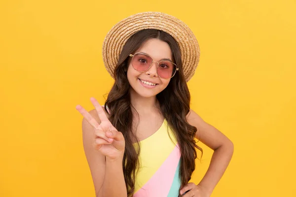 Cool teen girl divertirsi. bambino allegro in occhiali. accessorio moda. esprimere emozioni positive — Foto Stock