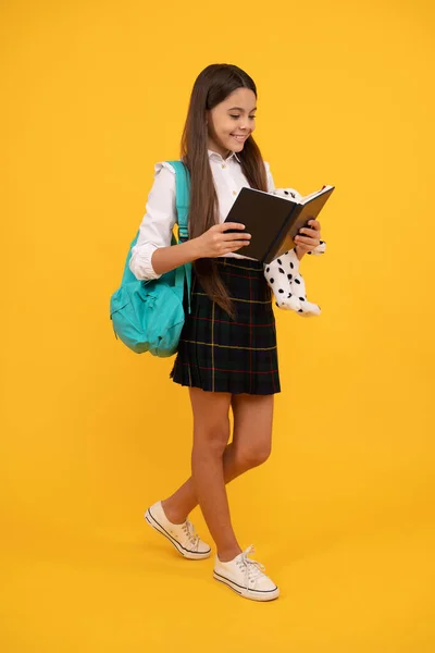 Adolescente estudante leitura planejador notebook. educação no ensino médio. estudante — Fotografia de Stock