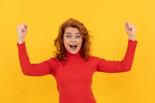A vörös hajú hölgy ünnepli a sikert. Végre. boldog nő kifejezni pozitivitás. — Stock Fotó
