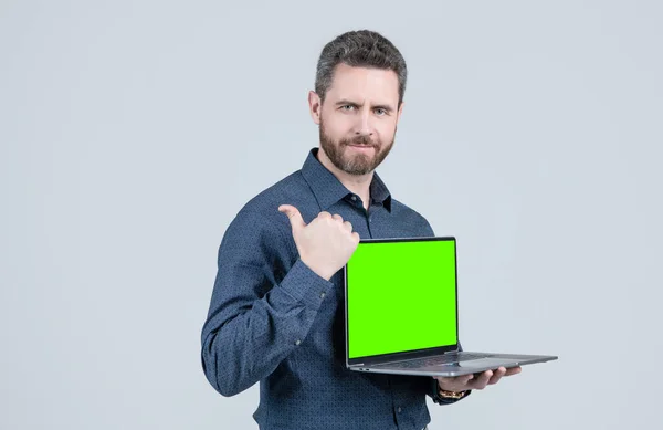 수염을 기른 남자가 비디오 프레젠테이션, 복사 공간, 현대 생활을 위한 녹색 컴퓨터 화면을 보여 주고 있습니다. — 스톡 사진