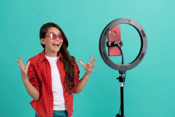 удивил ребенка в очках. vlogger имеет прямой эфир. создание видеоблога на смартфоне.