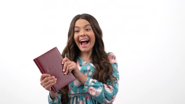 Lycklig barn visar bok barn encyklopedi isolerad på vitt, tillbaka till skolan — Stockvideo