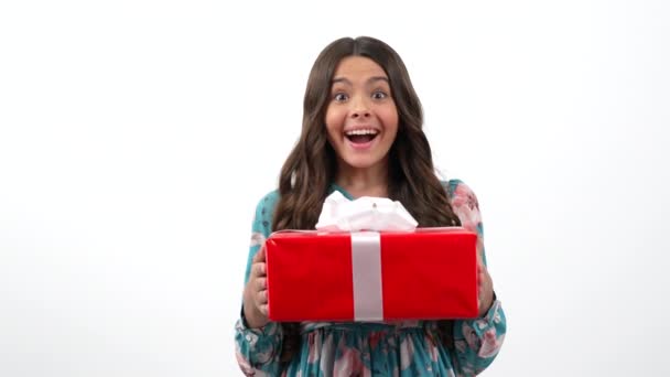 Geburtstagsgeschenkbox für glückliches Kind isoliert auf weißem, Happy Birthday — Stockvideo