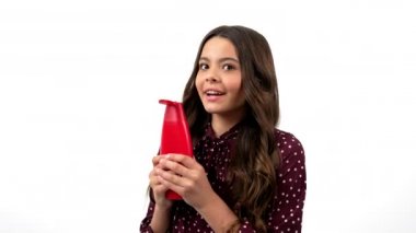 Uzun kıvırcık saçlı, şampuan kokan, güzel yüzlü, güzel bir çocuk..