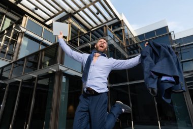 İş başarısı. Başarılı patron atlayışı. Heyecanlı girişimci atlayışı. iş heyecanı.