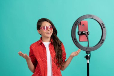 Uzun saçlı mutlu genç kız video blogunda selfie liderliğindeki web günlüğüyle konuşuyor..