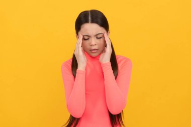 sarı arka planda baş ağrısı olan üzgün çocuk, stres