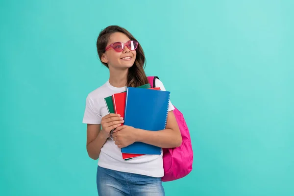 Střední škola. šťastný dospívající dívka nést batoh a zápisník. Zpátky do školy. den znalostí — Stock fotografie