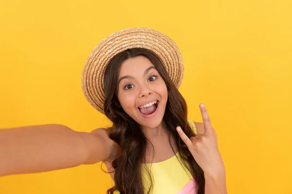 Oh mijn god. verbaasd tiener meisje met krullend haar op gele achtergrond. gelukkige jeugd. — Stockfoto