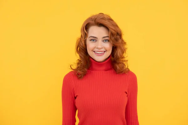 Kıvırcık saçlı mutlu kızıl kadın. Güzellik ve moda. Kadın model.. — Stok fotoğraf