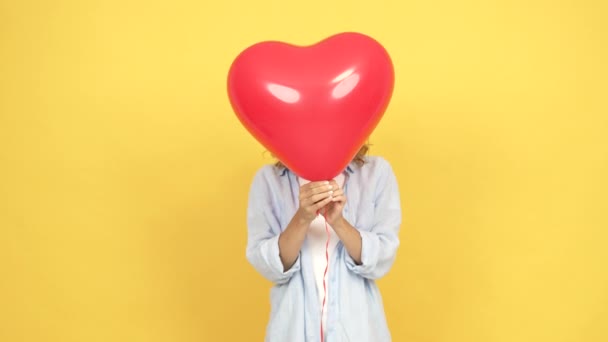 Feliz día de San Valentín sorpresa con chica sorprendida detrás del corazón amor globo, valentine — Vídeos de Stock