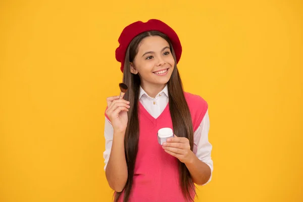 Gelukkig tiener meisje in frans baret van toepassing blush met poeder bwush, mode — Stockfoto