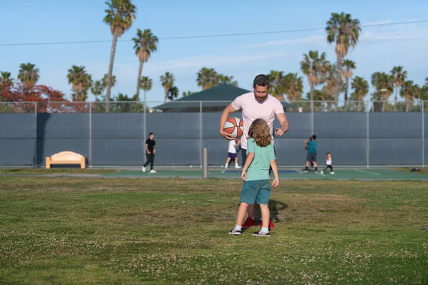 Padre e hijo juegan baloncesto en el patio al aire libre como familia amistosa, familia — Foto de Stock