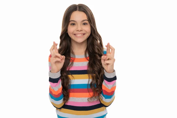 Espero que mi deseo se haga realidad. Feliz sonrisa de niño manteniendo los dedos cruzados. Deseo suerte. —  Fotos de Stock