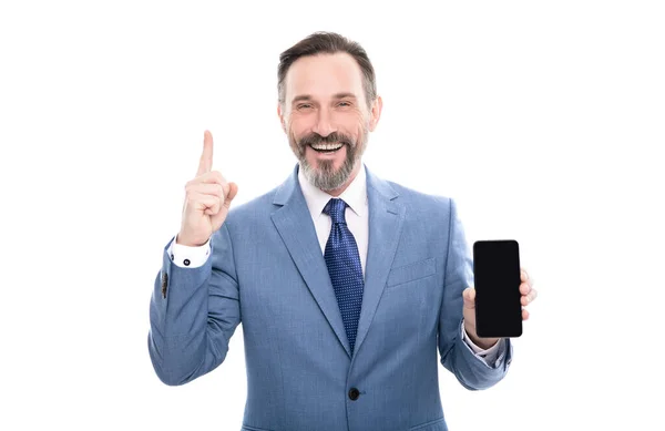 Empreendedor grizzled feliz apresentando smartphone moderno isolado no espaço de cópia branca, aconselhar. — Fotografia de Stock