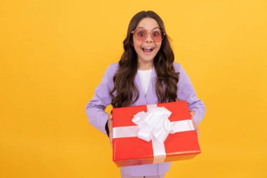 Alışveriş zamanı. Şaşırmış çocuk paylaşım hediyesi. Çocuk tatil için hazırlanıyor. Sevgililer günün kutlu olsun.