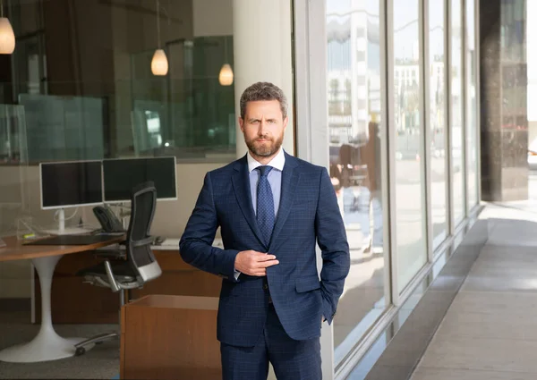 Mature bearded man businessperson in businesslike suit outside the office, business success — Stock Photo, Image