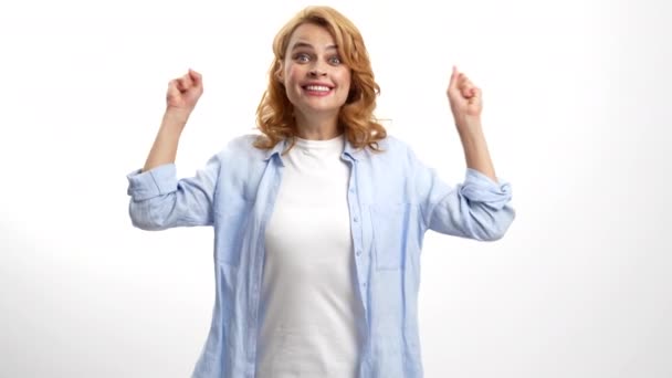 Mulher feliz celebrando o sucesso isolado no branco, felicidade — Vídeo de Stock