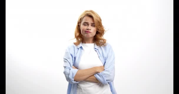 Mujer ponderando con la cara molesta no tiene elección, emociones — Vídeos de Stock