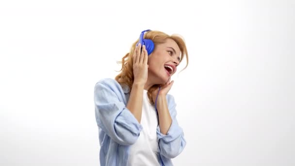 Mulher dança feliz desfrutando de música em fones de ouvido, música — Vídeo de Stock