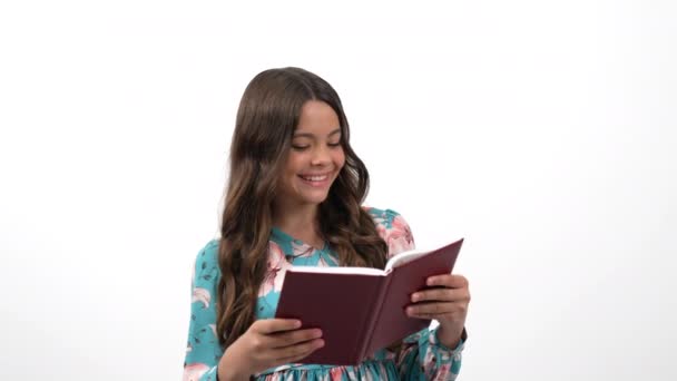 Usměvavý dětský čtenář číst knihu o literatuře školní lekce izolované na bílém, vzdělávání — Stock video
