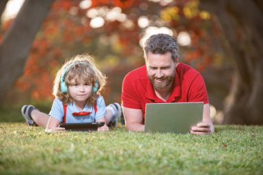 Mutlu çocuk kulaklıkla müzik dinler. Webinar video dersi. dizüstü bilgisayarda online eğitim.