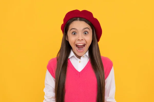 Surpresa adolescente menina da escola em francês boina no fundo amarelo, felicidade — Fotografia de Stock