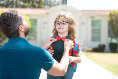 Öğretmeniyle gözlüklü inek. Eğitim. Okuldaki ilk günüm. baba ve oğul