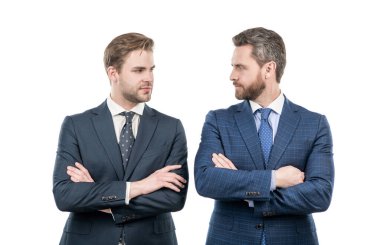 Takım elbiseli iki kendine güvenen iş adamı el ele verip beyaz liderliği ele geçirdiler.