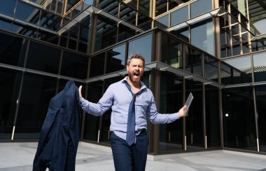 Proje başarısızlığından sonra iş adamını vurguladı. Kafası karışmış adam iş probleminden usanmış..