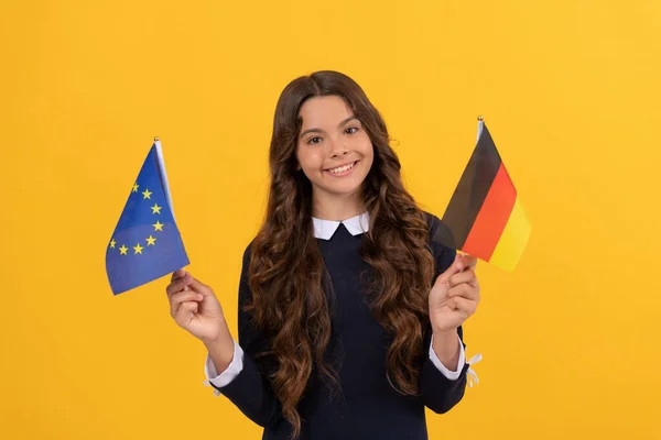 Οπαδός του ποδοσφαίρου. χαρούμενο παιδί που κρατά την Ευρωπαϊκή Ένωση και τη γερμανική σημαία. τουριστική θεώρηση — Φωτογραφία Αρχείου