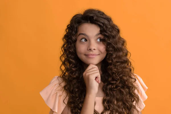 Pluizig haar krullen. Ze heeft golvend haar. portret van kroeskind. uitdrukken van positieve emotie. — Stockfoto