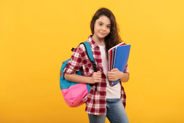 Glimlachende school tiener meisje klaar om te studeren met rugzak en notebooks, onderwijs — Stockfoto