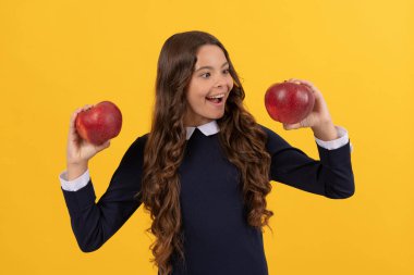 Doğal organik taze elma. sağlıklı bir hayat. diyet ve çocuk güzelliği. Diş bakımı. Yemek molası. Detoks.