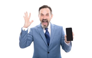 İş adamı kılığında bağıran bir adam. Yeni uygulama. Ürün teklifi. reklam sunumu.