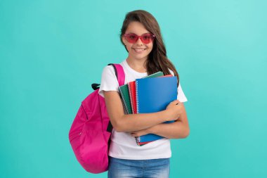 Okula dönüyorum. Bilgi günü. Eğitim. Gözlüklü çocuk defter tutuyor. Eylül 1.