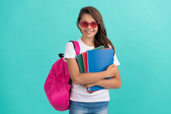 Terug naar school. kennisdag. onderwijs. Een kind met een bril heeft een copybook. 1 september. — Stockfoto