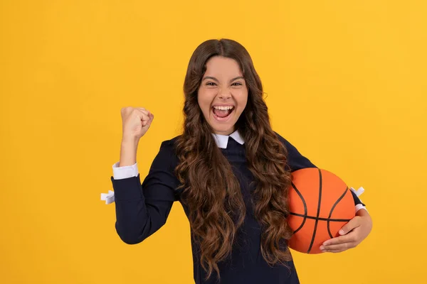 Desporto e passatempo. actividade de Verão. menina adolescente com bola de basquete. criança jogador de basquete — Fotografia de Stock