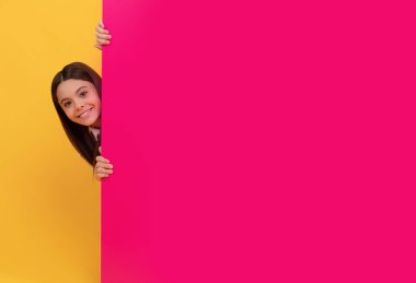 Pazarlama tasarımın. Reklam pankartıyla gülümseyen genç kız. çocuk duyuru yapıyor.