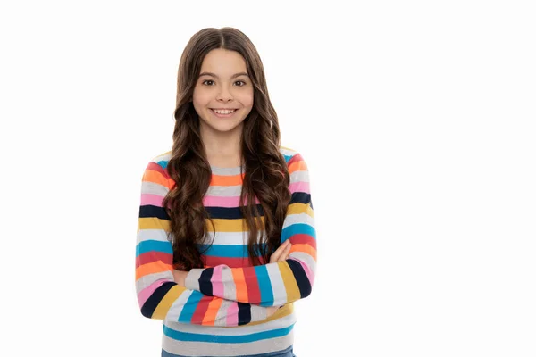 Ragazza sicura di sé bambina in maglione a righe sorriso tenendo le braccia incrociate isolate sul bianco, fiducia — Foto Stock