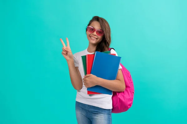 Çocukluk. Okul çantalı bir öğrenci. Lisede. Barış. Mutlu kız sırt çantası ve defter taşıyor. — Stok fotoğraf