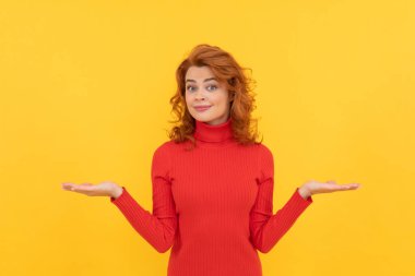 Reklam için fotokopi alanı olan bir kadın. Sunum ve reklamcılık bilgileri.