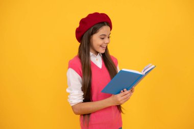 Mutlu Fransız genç kız defterini tutuyor. çocukluk mutluluğu. Okula geri dön..