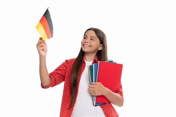 Mosolygós tini lány tartja német zászló és munkafüzet. Schengen országok. Turisztikai vízum. Vissza az iskolába. — Stock Fotó