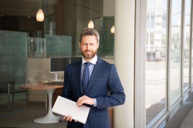 İş adamı blog yazmak için dizüstü bilgisayar kullanıyor. Sosyal ağ ve web günlüğü.