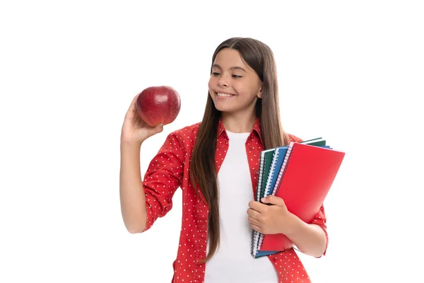 Gelukkig kind houden school copybook voor studeren en appel lunch geïsoleerd op wit, terug naar school — Stockfoto