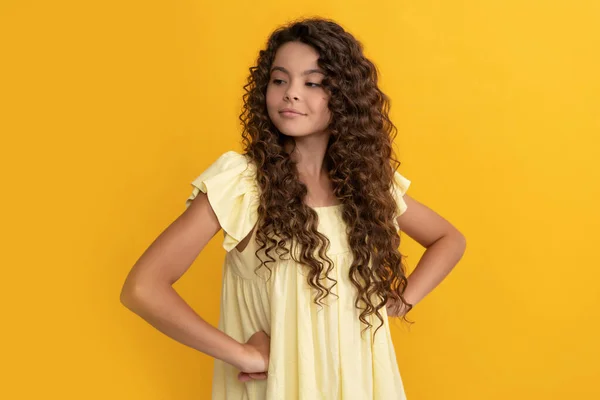 Criança arrogante com cabelo encaracolado longo e pele perfeita, retrato — Fotografia de Stock