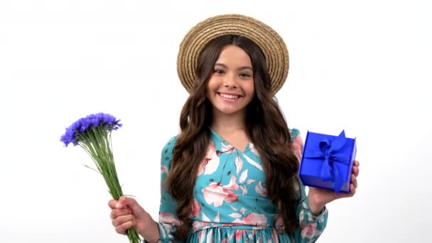 Niño feliz en verano sombrero de paja olor a flor silvestre ramo de flores centaurea y caja de regalo, cumpleaños — Vídeo de stock