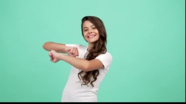 Mutlu çocuk uzun kıvırcık saçlar dans ediyor, eğleniyor ve başarıyı, mutluluğu kutluyor.